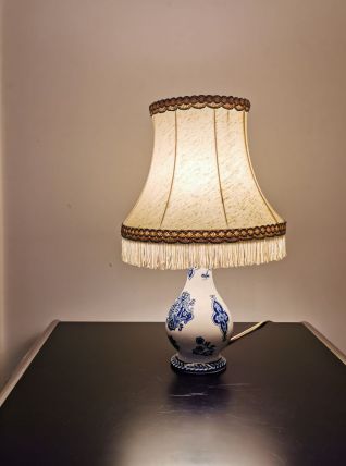 Lampe en porcelaine de GIEN abat-jour à galon et franges 