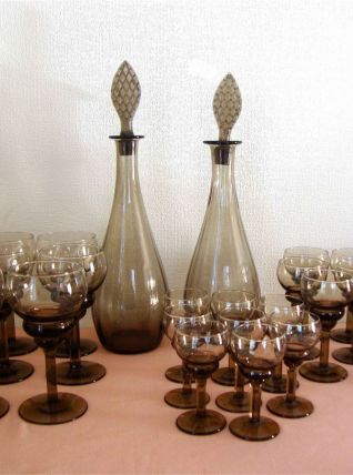 Service 24 verres et 2 carafes marron fumé vintage