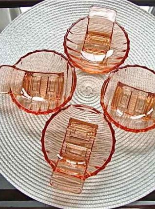 4 coupelles en verre rose