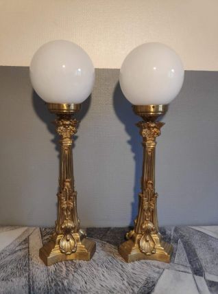 lampes anciennes en bronze et opalines blanches,