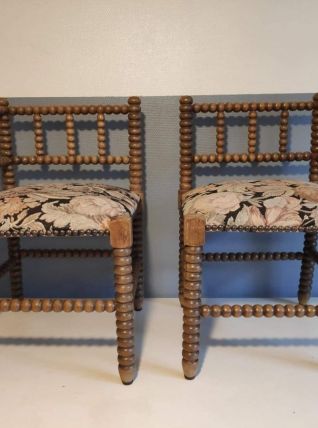 chaises d'angle anciennes en bois tourné et assises en tissu