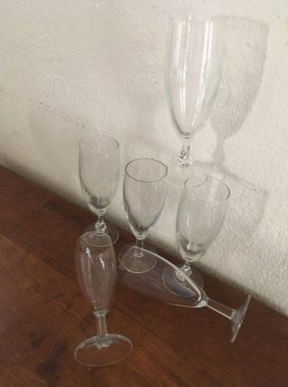 Six flutes assorties.