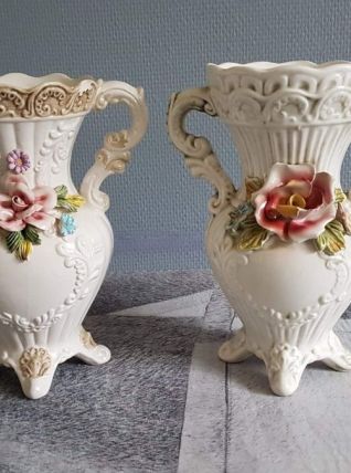 vases de barbottine blanche avec décor floral Capodimonte