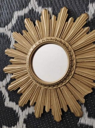 petit miroir soleil en résine dorée des années 50