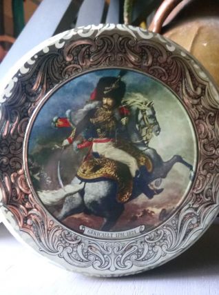 Ancienne boîte à biscuits en tôle repoussée