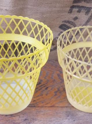 2 caches pots vintage en plastique
