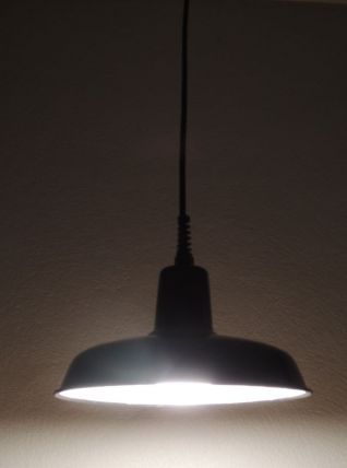Suspension émaillée noire