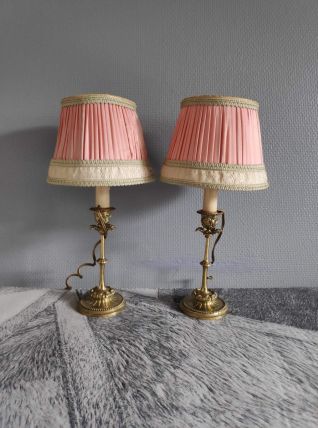paire de lampes bougeoir en laiton et abat-jour d'époque 