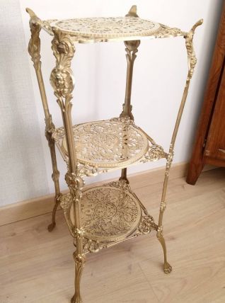 Sellette en bronze doré. 