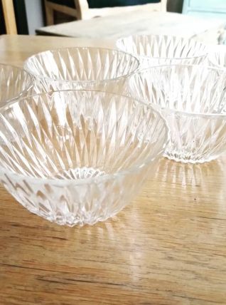 6 coupelles à fruits en verre taillé. 