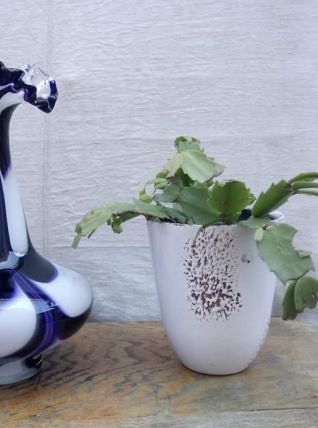 Joli vase en opaline avec col dentelé