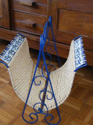 Porte-revues Vintage fer forgé bleu, osier et céramique
