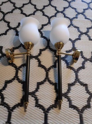 appliques flambeaux laiton et métal noir, tulipes en opalIne