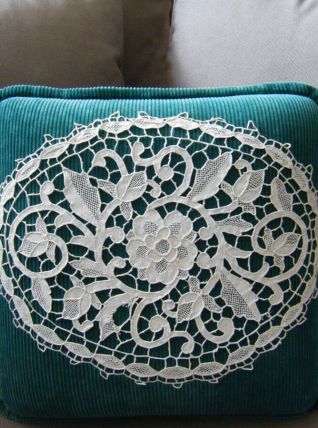 Petit coussin velours côtelé et napperon Vintage