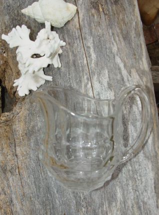 Adorable petit pichet vintage en verre moulé