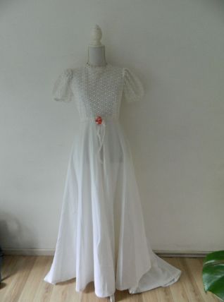 Robe de mariée hippie chic blanche brodée vintage 70's