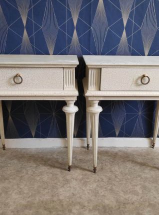 chevets blancs craquelés et décoration en laiton avec tiroir
