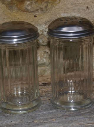 Duo de saupoudreuses vintage en verre
