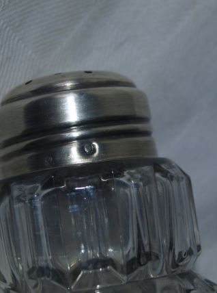 3 saupoudreuses sel-poivre-sucre anciennes en verre taillé