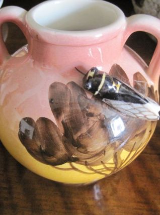 Vase à anses en céramique émaillée cigale Provence signée