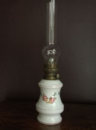 Petite lampe a pétrole en porcelaine 