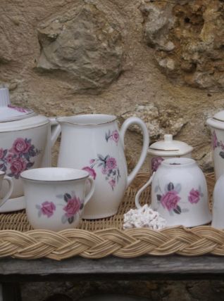 Set de porcelaine Art Déco sur son plateau de rotin