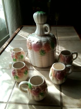 Service à liqueur en céramique  barbotine carafe + 5 tasses