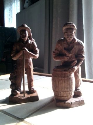 Lot  2 statuettes en bois Les vendages  porteur et tonnelier