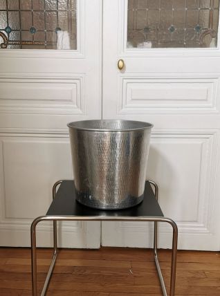 Grand cache pot en aluminium martelé 