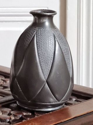 Vase en étain signé Plasait