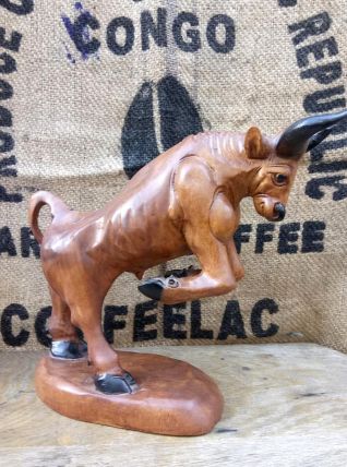 Taureau en bois sculpté 
