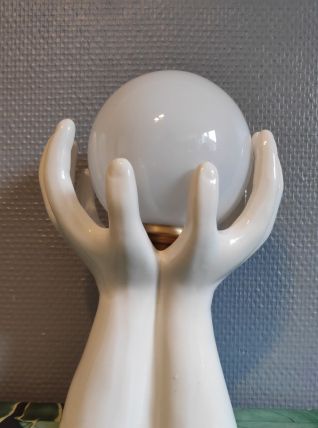 lampe mains en céramique blanche et globes en opaline
