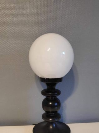 lampe vintage pied métal noir et globe opaline blanc