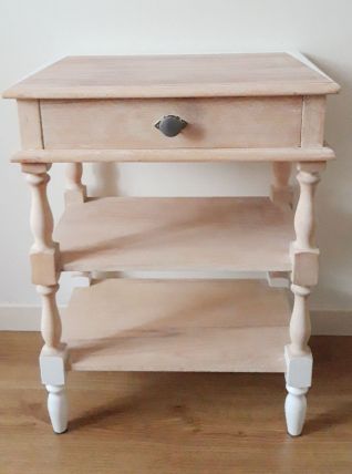 Chevet vintage relooké en bois clair