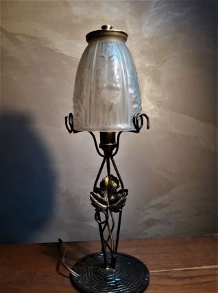 lampe fer forgé  noir avec patine or avec tulipe moulé  1920