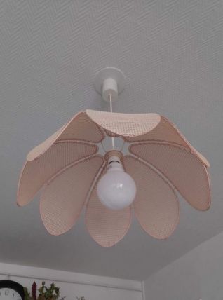 suspension fleur de lotus cannée sur armature en métal