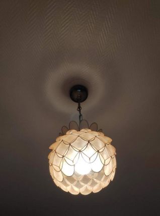 suspension en écailles nacrées beiges