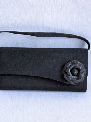 Elégante pochette de cérémonie noire. Excellent état.