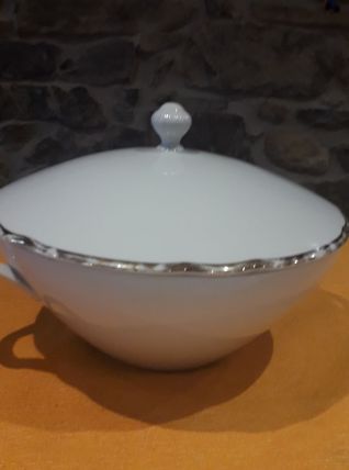 soupière  en porcelaine avec couvercle.