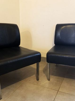 Paire de fauteuils chauffeuse vintage en cuir et chrome