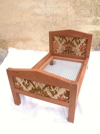 Lit de poupée en bois artisanal vintage