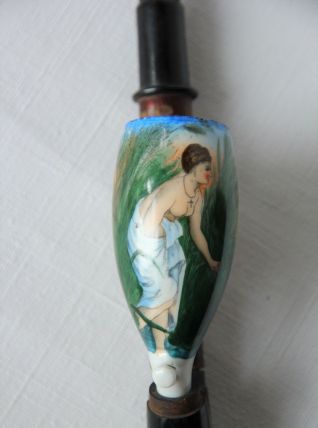 Pipe ancienne allemande en porcelaine décor femme dénudée. 