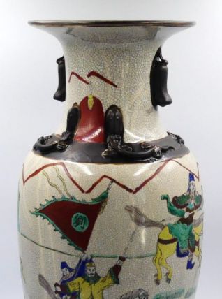 Chine Vase Nankin  balustre en porcelaine à fond craquelé de