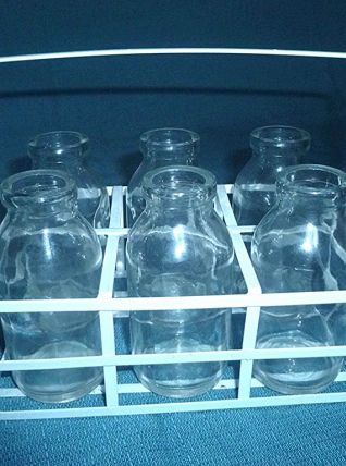 bouteilles  en  verre   avec  panier