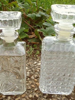 lot de 2 anciens flaçons en  verre , vintage
