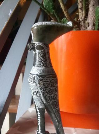 Sculpture en pierre ciselée du dieu égyptien Horus 
