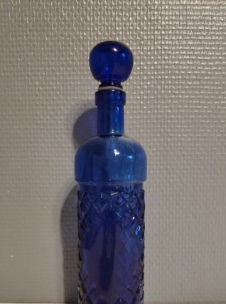 carafe en verre bleu avec bouchon