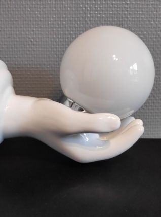 applique main en céramique et globe opaline blanches