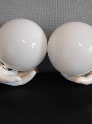 appliques mains en céramique et globe opaline blanches