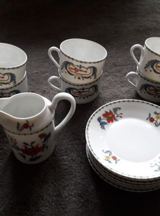 6 tasses et soucoupes et un pichet porcelaine de Paris
